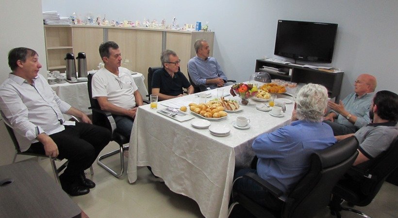 Dr. Osmar Serraglio visita médicos e diretores do Hospital Cemil de Umuarama