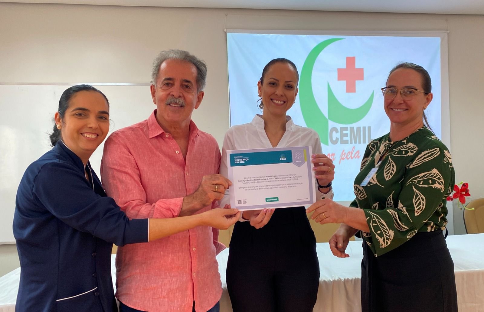 HOSPITAL PRATA Hospital Cemil recebe certificado Hospital Prata do Programa Segurança em Alta da Unimed