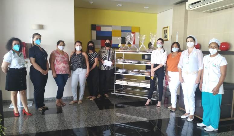 Mulheres de Umuarama prestam homenagens aos profissionais do Hospital Cemil